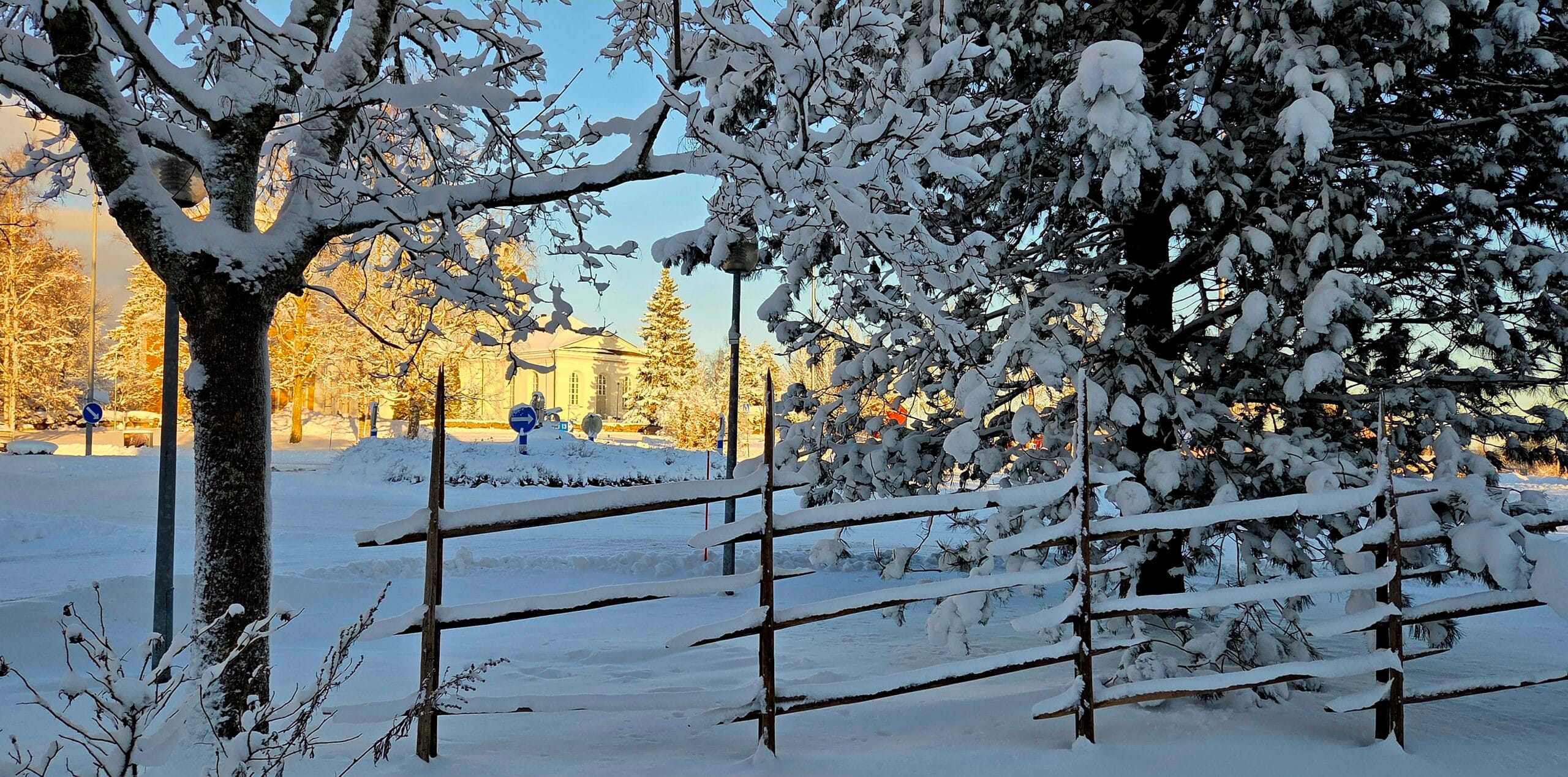 Vähänkyrön kirkko taustalla, talvisissa maisemissa.